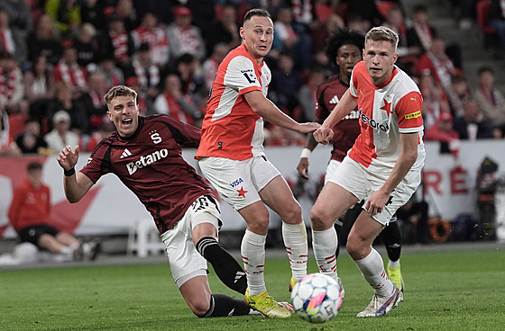 Sparanský záloník Patrik Vydra (vlevo) padá v souboji s Janem Boilem.