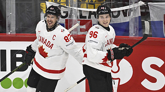 Kanadský útoník Sidney Crosby (vlevo) slaví svj gól proti Slovensku se...