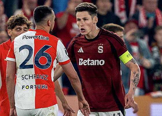 Sparanský obránce Martin Vitík se slávistou Ivanem Schranzem bhem strkanice v...