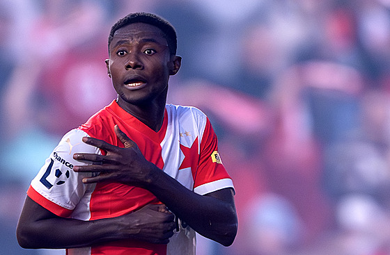 Slávistický záloník Oscar Dorley ukazuje, e se mí pi jeho gólu v derby...