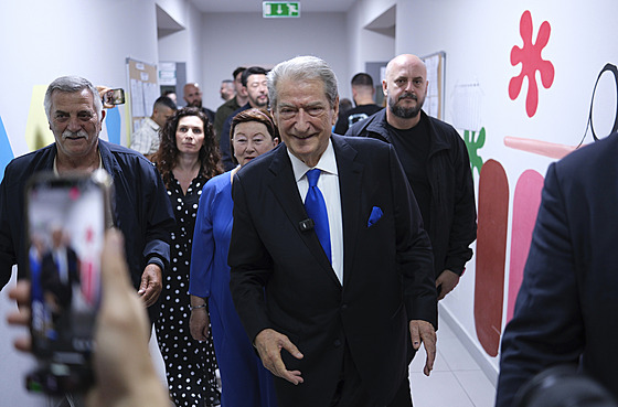 Sali Berisha, lídr Demokratické strany Albánie, odchází z volební místnosti...