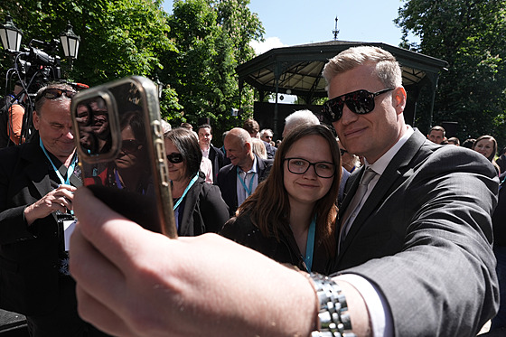 Motoristé ve �tvrtek na pra�ském �ofín� zahájili kampa� do sn�movních voleb. Na...