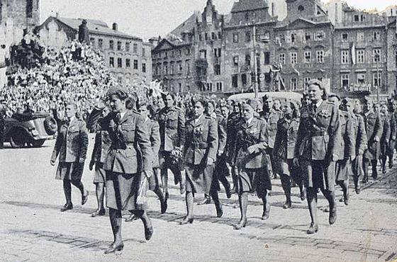 Pehlídka eskoslovenských voják na Staromstském námstí 17. kvtna 1945.