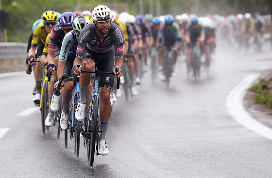Jimmy Janssens vede peloton Gira v proprené esté etap do Neapole.