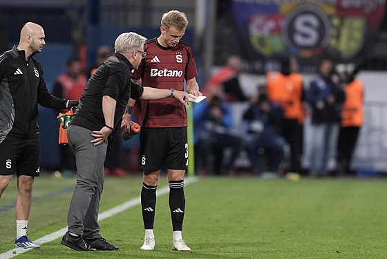 Sparanský kou Lars Friis instruuje Jaroslava Zeleného.