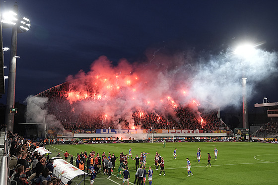 Tribuna se sparanskými fanouky je v závru pohárového finále v jednom ohni.