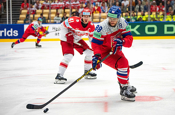David Pastrák zpracovává puk v duelu s Dánskem.