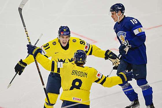 Jonas Brodin a Leo Carlsson slaví védský gól proti Finsku.