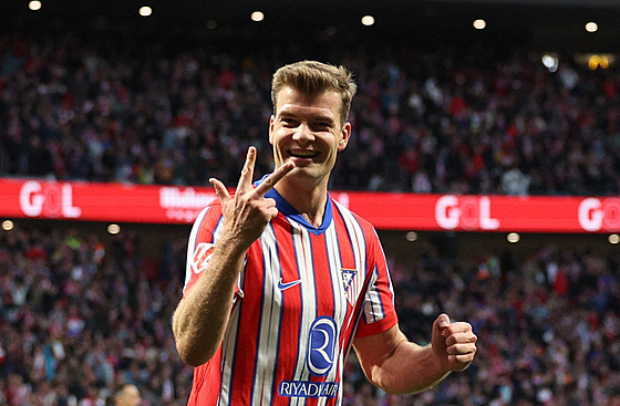 Alexander Sörloth slaví sv�j t�etí gól v utkání proti Realu Sociedad.