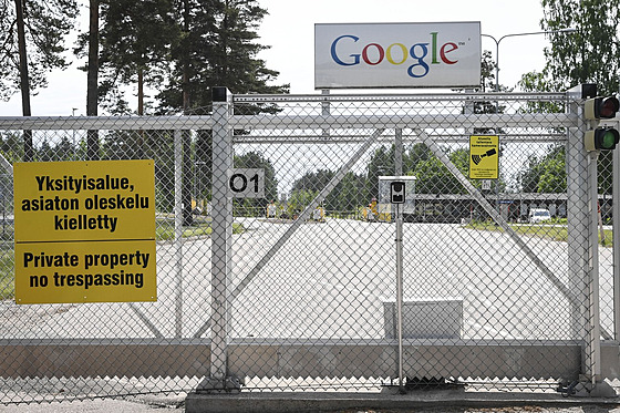 Hlavní vchod do datového centra spolenosti Google ve finské Hamin. Americká...