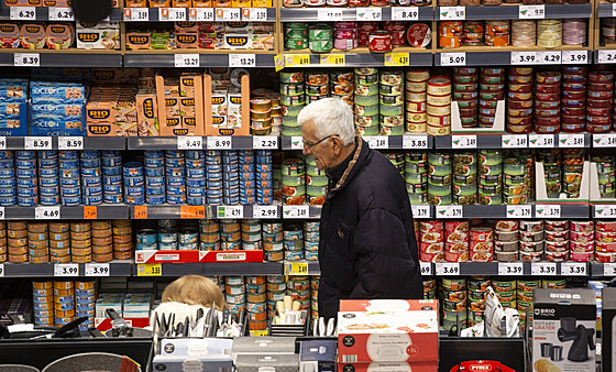 Zákazník mezi regály jednoho z bulharských supermarket. Lidé se bojí, e...
