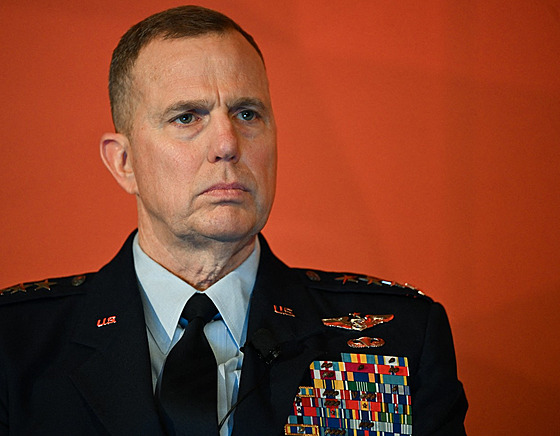 Generál Gregory Guillot, vedoucí Severního velitelství USA (USNORTHCOM) a...