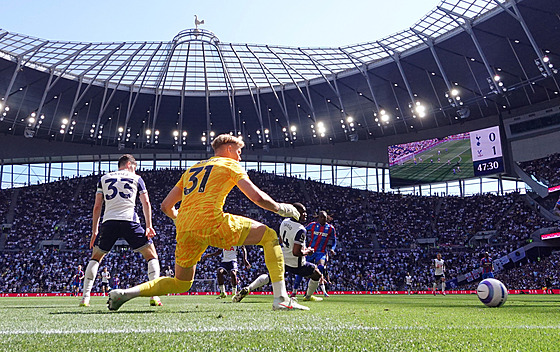 eský branká Tottenhamu Antonín Kinský inkasuje od Eberechiho Ezeho z Crystal...