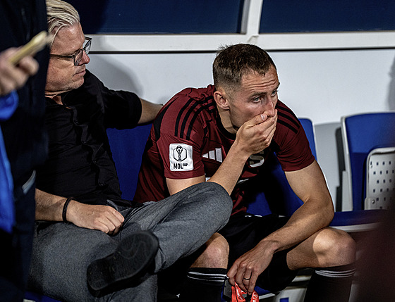 Sparanský trenér Lars Friis utuje útoníka Jana Kuchtu po neúspném...