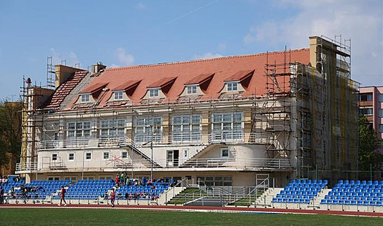 Opravovaná cenná budova sokolovny v Petrovické ulici v Krnov (9. kvtna)