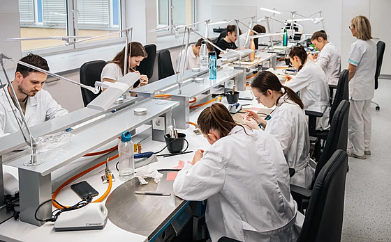 Budoucí zubai se pod odborným dohledem a v nových laboratoích Fakultní...