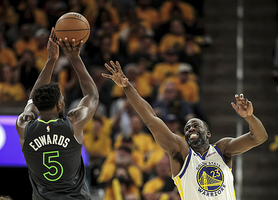 Anthony Edwards (vlevo) z Minnesoty zakonuje bhem utkání proti Golden State,...