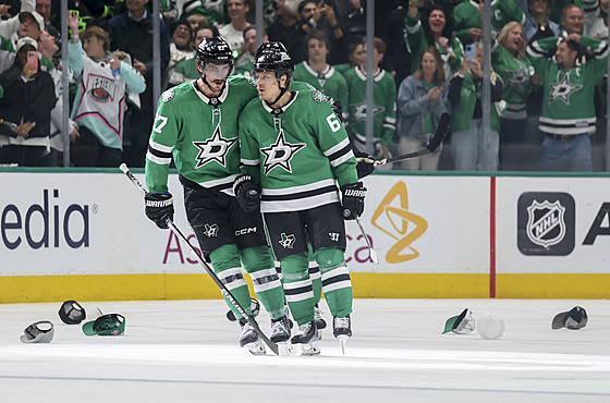 Mason Marchment a Mikael Granlund slaví branku druhého jmenovaného.