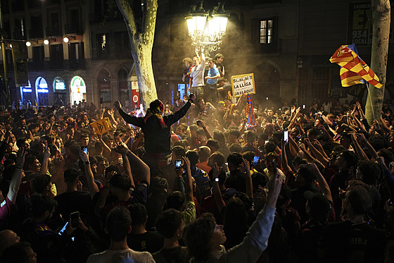 Fanou�ci Barcelony v ulicích slaví titul.