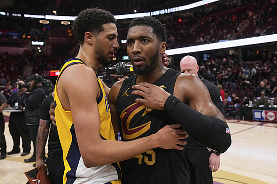 Tyrese Haliburton a Donovan Mitchell po posledním zápase semifinále konference.