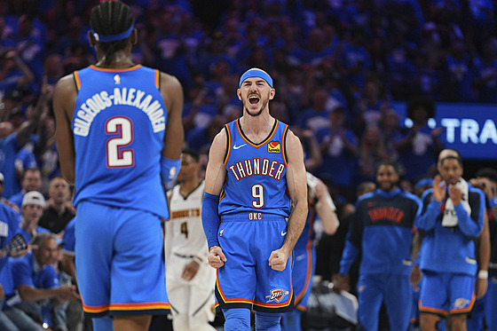 Shai Gilgeous-Alexander (zády) a  Alex Caruso v sedmém zápase.