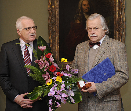 Velmistr Vlastimil Hort pevzal pi píleitosti svých 65. narozenin estnou...
