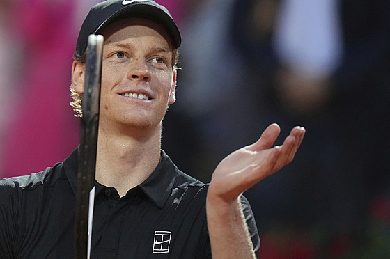 Jannik Sinner tleská fanoukm po postupu do semifinále turnaje v ím.