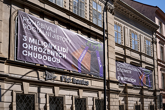 Na fasád sídla SOCDEM, se objevily plachty, podle nich premiér a éf ODS Petr...