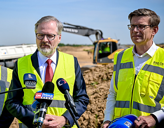Premiér Petr Fiala a ministr dopravy Martin Kupka se ped jednáním vlády v...