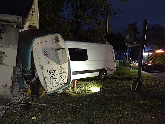V obci Bezinky - Nectava na Svitavsku narazila dodávka do dráního domku,...