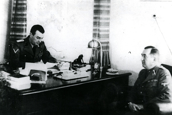Archivní snímek s dstojníky v kancelái v budov gestapa v Pardubicích. Dnes...