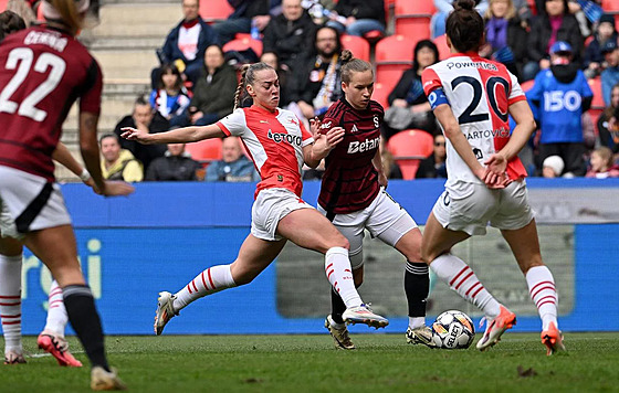 Momentka z enského derby. Kristýna Riková ze Slavie se snaí obrat o mí...