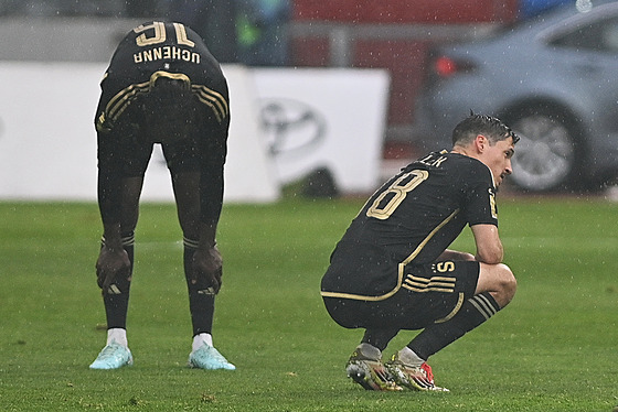Zklamaní fotbalisté Sparty pro prohe v Ostrav.