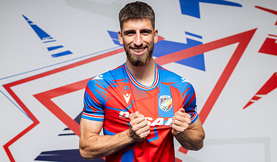 Slovinský záloník Adrian Zeljkovi pózuje v dresu Viktorie Plze, do které...