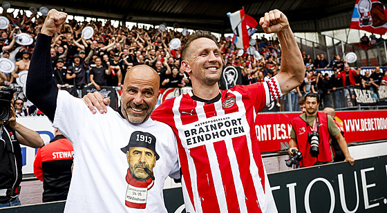 Trenér Peter Bosz (vlevo) a kapitán Luuk de Jong z PSV Eindhoven slaví ped...