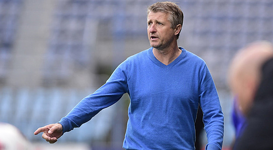 Trenér Michal Hor�ák p�i své ligové premié�e v roli hlavního kou�e Sparty v...