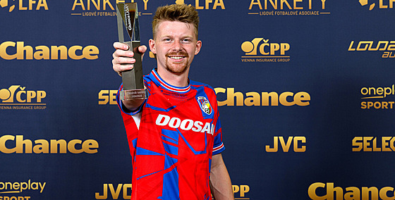 Pavel ulc pózuje s cenou pro nejlepího záloníka ligy za sezonu 2024/2025.