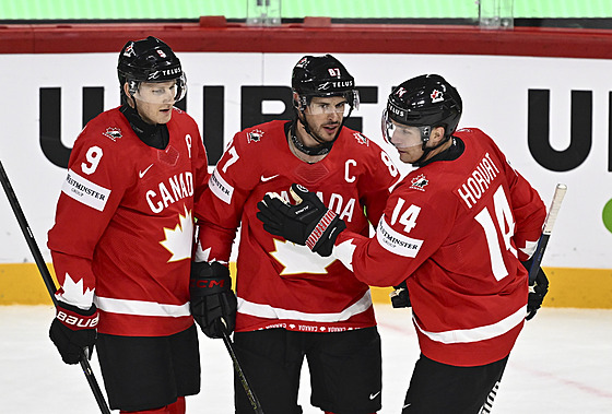 Kanaané Nate MacKinnon, Sidney Crosby a Bo Horvat (zleva) se radují z gólu...