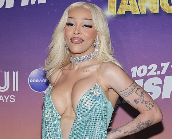 Doja Cat pedvedla na erveném koberci deformované adro.