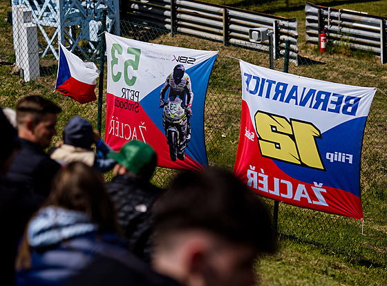 Mistrovství svta superbik v Most 2025. Vlajky podporující Petra Svobodu a...