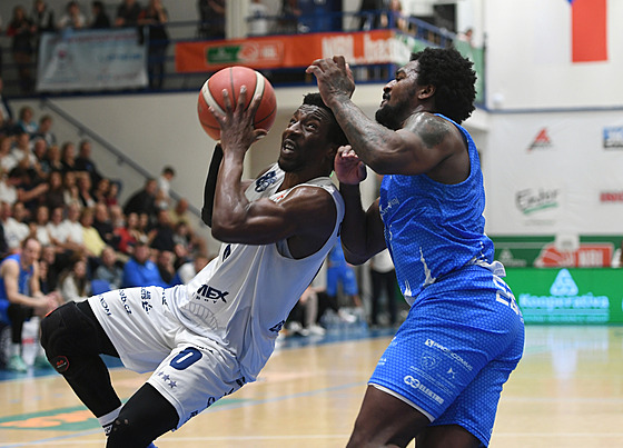 Dín, 19.5.2025, BK Dín - Olomoucko, 1. zápas série o bronz v NBL. Vlevo...