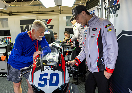 eský prezident Petr Pavel na Autodromu Most, kde se probhl s dalími bci...