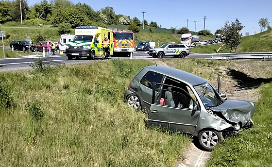 Nehoda tí vozidel si u sjezdu z I/13 vyádala lehké zranní jednoho z...