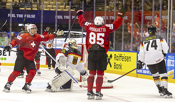 výcarský útoník Sven Andrighetto slaví gól do sít Nmecka.