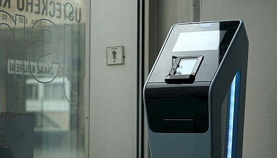 Na ú�ad� je samoobslu�ný terminál pro úhrady správních poplatk�