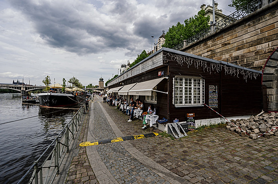Restaurace Vltava na náplavce Raínova nábeí (23. dubna 2025)