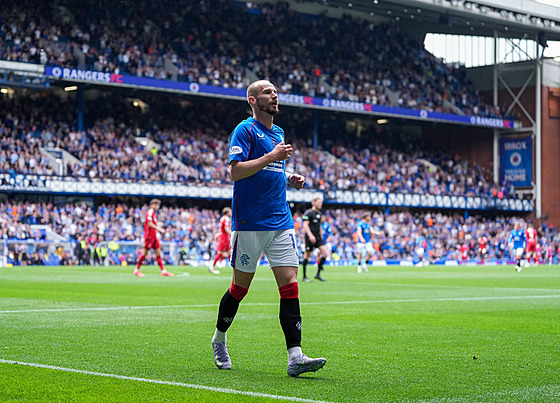 Kídelník Rangers Václav erný slaví gól do sít Aberdeenu.