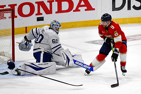 Sam Bennett (9) z Florida Panthers pekonává Josepha Wolla (60), brankáe...