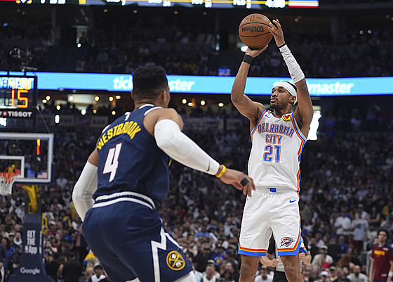 Aaron Wiggins (21) z Oklahoma City Thunder stílí na ko Denver Nuggets pes...