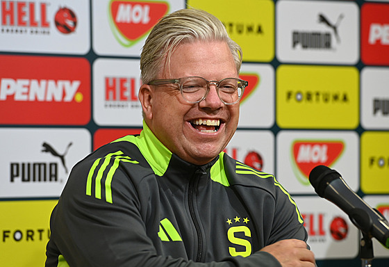 Sparanský trenér Lars Friis na tiskové konferenci ped finále eského...